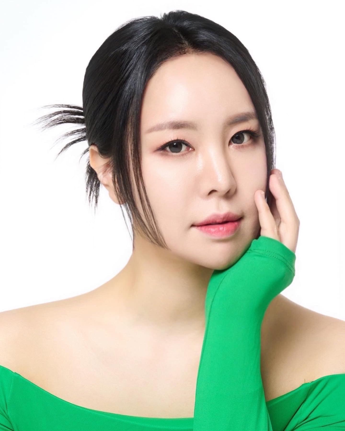 Studio portrait - green close-up